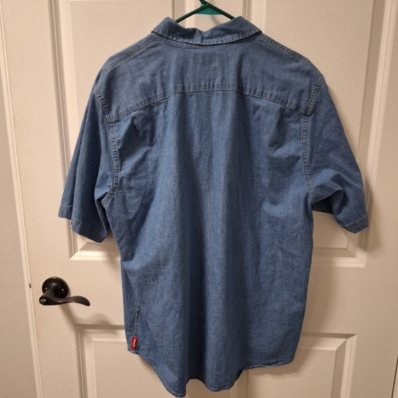 A Wrangler denim short sleeve button-down men's shirt size large. - Picture 5 of 7